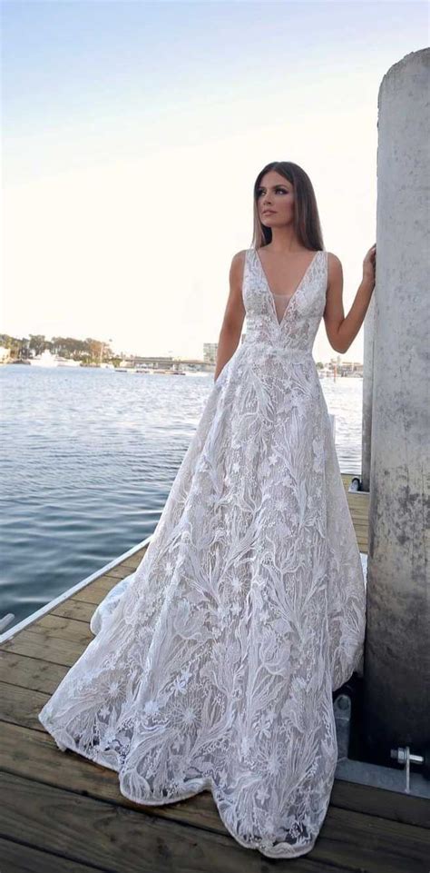 A Breathtaking Wedding Dress With Graceful Elegance Stunning Wedding
