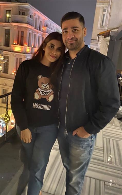 Minna Tariq Pictures With Her Husband Reviewitpk