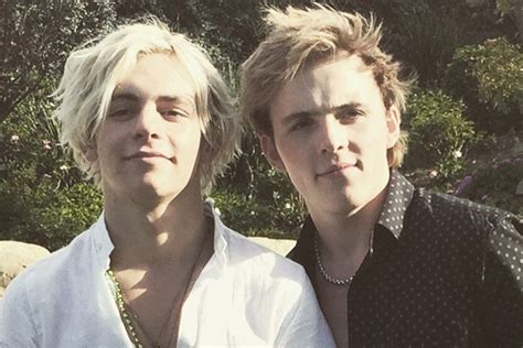 En genç çocuk olarak (riker lynch, rydel lynch, rocky lynch, ross lynch, ryland lynch) littleton, kolorado'da doğdu ve büyüdü.annesi stormie lynch babası mark lynch'dir. Ryland Lynch Pokes Fun At Ross Over Motorcycle & Pilot's ...
