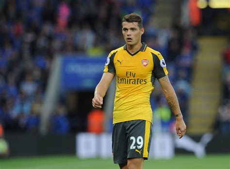 İngiltere premier lig ekiplerinden arsenal, i̇sviçreli orta saha oyuncusu granit xhaka'yı transfer etti. Arsenal: Granit Xhaka Saying All The Right Things