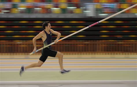Et aujourd'hui, c'est le spectaculaire saut à la perche qui se livre façon gopro. Renaud Lavillenie | Renaud lavillenie, Champion olympique ...