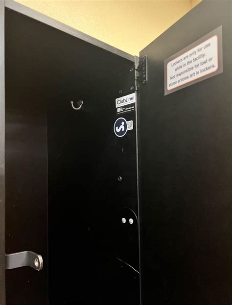 found this sniffies sticker at my local 24 hr fitness lmao : r/Sniffies