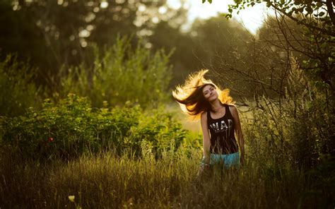 Papel De Parede Luz Solar Árvores Floresta Mulheres Loiras Natureza Morena Olhando Para