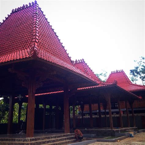 Model rumah semar tinandu dulunya sering digunakan sebagai rumah regol (gapura). joglo pendopo rumah adat kudusan... www.radjapendapa.com ...