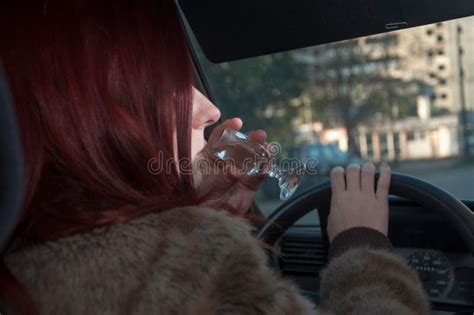 Mujer Borracha Que Conduce El Coche Foto De Archivo Imagen De Alcohol