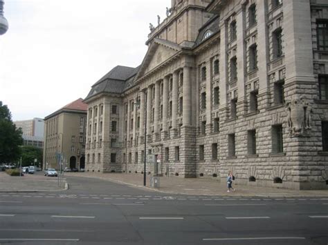 Die senatsverwaltung für inneres will mit einer kürzeren termindauer abhilfe schaffen, hat sich zum ersten mal veranstaltet die senatsverwaltung für inneres und sport den „berliner tag der. Jüdenstraße, Berlin-Mitte, Berliner Rathaus ...
