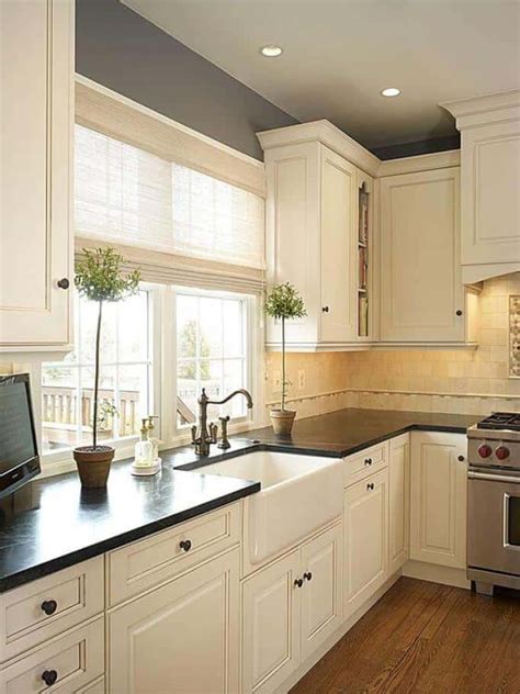 This antique white set of kitchen cabinets enchants with its traditional design, fitting perfectly well into classic interiors. 28 Antique White Kitchen Cabinets Ideas in 2019 - Liquid Image
