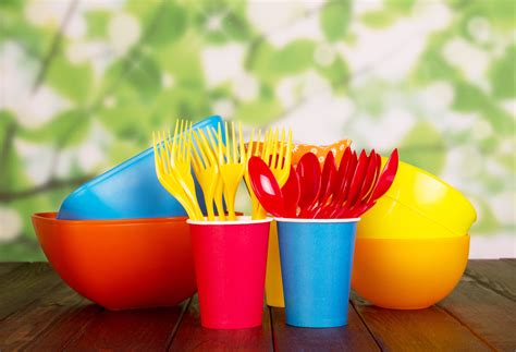 Ecco spiegato come fare un pupazzo di neve utilizzando semplicemente dei bicchieri di plastica! Piatti di plastica, bicchieri... vietati in Francia dal 2020