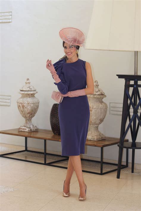 Invitadas de boda de mañana con trajes cortos | blog la más mona vestido corto. Look invitada de mañana: vestido berenjena | Invitada Perfecta