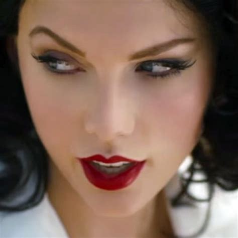 Taylor Swift Makeup Black Eyeshadow Taupe Eyeshadow And Red Lipstick