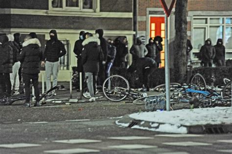 Een van de vier mannen die gisteren in opsporing verzocht te zien waren vanwege openlijke geweldpleging op het museumplein in amsterdam, heeft zich gemeld. Negen tips na Opsporing Verzocht over stoeptegelgooiers ...