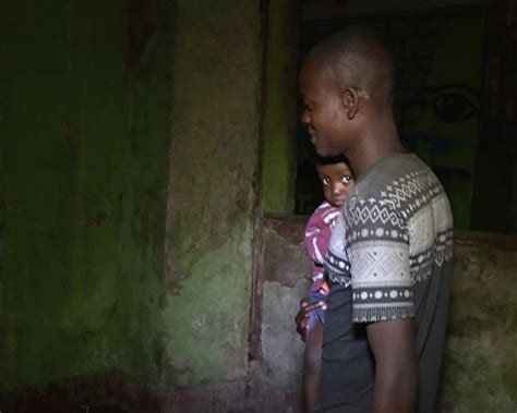 Jovem Sem Abrigo Luta Pela Sobrevivência Com O Filho De 1 Ano De Idade Nas Ruas De Luanda
