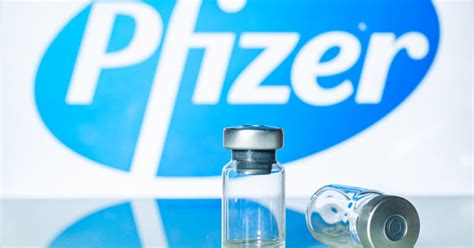 Vakcína comirnaty na koronavirus od společnosti pfizer. Pfizer výrazně zdražuje vakcíny, o více než 50 procent ...