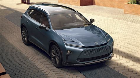 2025 Toyota Crown Signia Is The Mid-Size SUV That Wagons Its Own Way