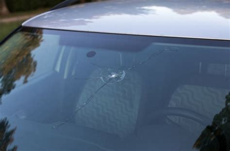 Cermin kereta pecah akibat tindakan pemotong rumput? CERMIN KERETA RETAK? INI CARA TUKAR CERMIN PERCUMA ...