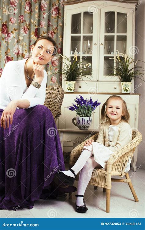 Madre Joven Con La Hija En El Vintage Interior Casero De Lujo Imagen De