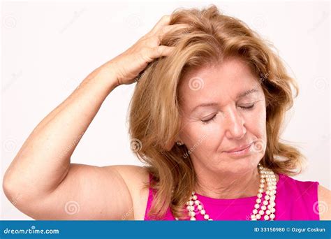 Ελκυστική μέση ηλικίας γυναίκα με έναν πονοκέφαλο Στοκ Εικόνες εικόνα από Lifestyle 33150980
