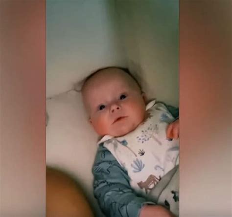 un bebeluș de doar 4 luni a devenit cunoscut în toată lumea după ce a „înjurat o” pe mama lui