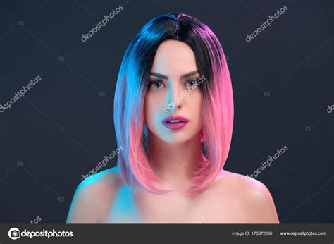 Retrato Mujer Desnuda Atractiva Peluca Rosa Aislado Gris fotografía de stock AntonLozovoy