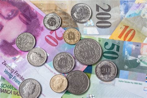 Billets De Banque Et Pièces De Monnaie Suisses De Devise Image Stock