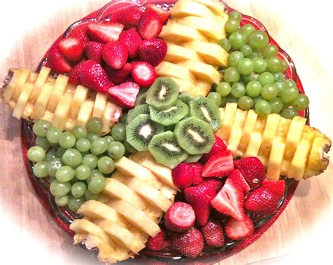 Everyday Donna Make A Pretty Pineapple Fruit Platter