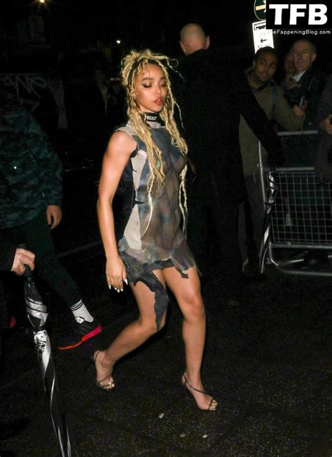 Fka Twigs Flashes Her Nude Tits Legs The Nme Awards In London