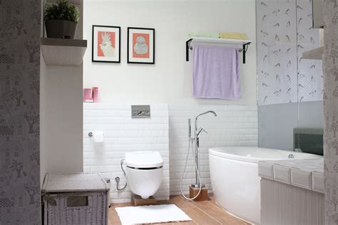 Jika kamar mandi anda memiliki area yang tidak cukup luas, penggunaan shower adalah pilihan yang tepat dibanding menggunakan bath tub. Inspirasi Desain Kamar Mandi Minimalis