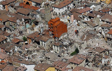 Italy Earthquake Aerial Photos Show Sheer Devastation Of Italian Towns National Globalnewsca