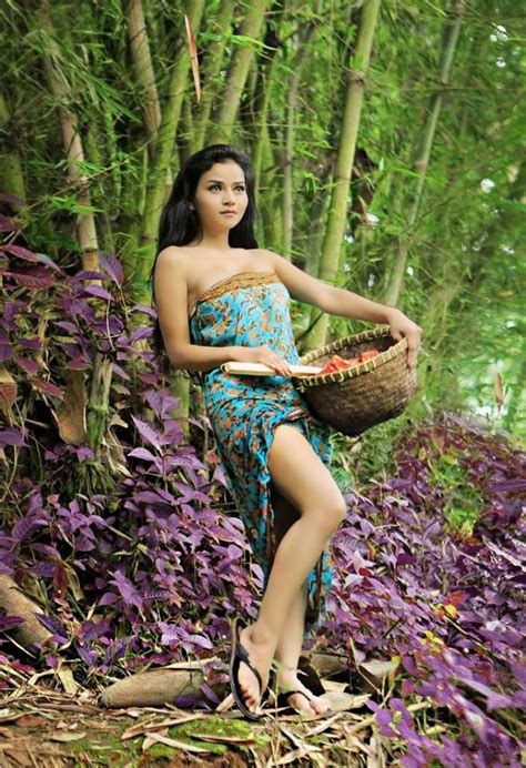 Galeri Foto Model Pakai Kemben 10 Namina Mei