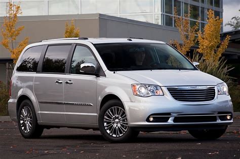 Used 2013 Chrysler Town And Country For Sale Pricing And Features Edmunds