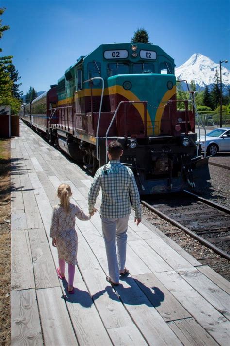 Take This Fall Foliage Train Ride Through Oregon For A One Of A Kind