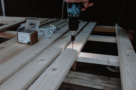 Stellen sie nun das seitenelement bündig gegen den beschlag und zeichnen die schraubpunkte für jede ecke an. Campervan Selbstausbau: Das Bett im VW T5 Transporter ...