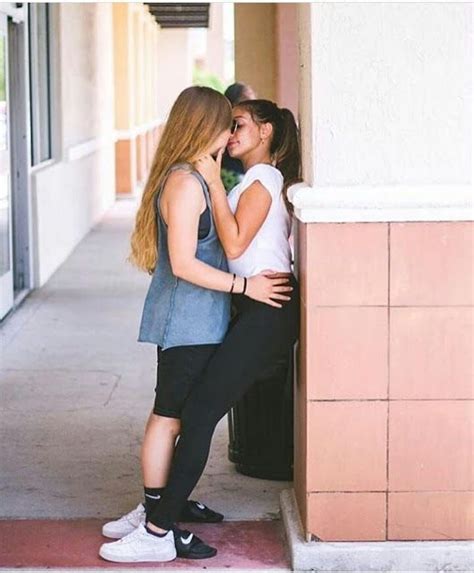 Pregnant Lesbians Kissing Porn Photos