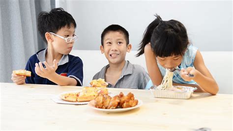 Hilangnya selera makan ini bisa dipengaruhi banyak faktor, baik itu kondisi fisik maupun mental. Elak Marah Anak Ketika Makan! Pakar Kongsi Cara Tambah ...