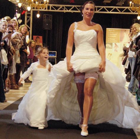 Brautkleid bolero reifrock satin hochzeitskleid schleier swarovski brauttasche. Vom Brautkleid bis zur Hochzeitsmusik - Breisach ...