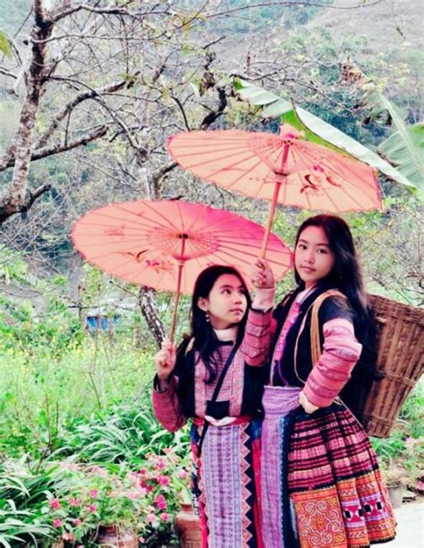 Mc lại văn sâm nhắc hồng vân:vợ quyền linh đang xem tivi đấy, nên đừng nói quyền linh có những hành động không hay. Vợ chồng Quyền Linh và gia đình Hồng Vân đi du lịch nhưng ...