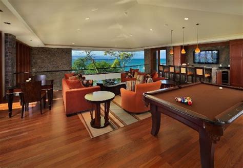 Los juegos de sillones en una sola gran pieza, brindan estilo y calidez, además de delimitar claramente el espacio dedicado a la sala. decora y disena: Interior de Casa de Lujo en Hawaii