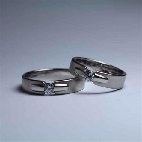 Cincin kawin design kotak dengan engrave nama dan mata berlian. Home | Cincin kawin, Cincin
