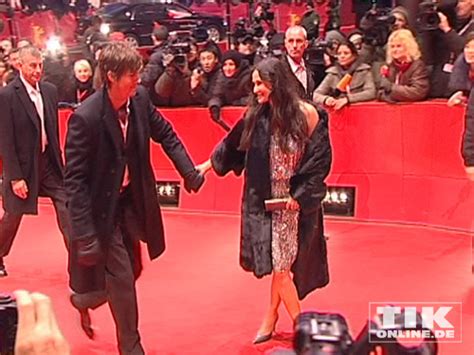 Michael war damals wütend über das outing. Ashton Kutcher und Frau Demi Moore Hand in Hand | TIKonline.de