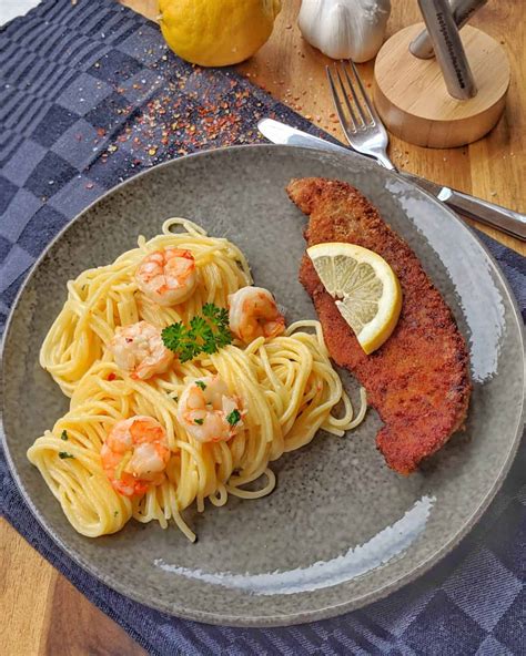 Spaghetti Aglio Olio mit Scampi und Parmesanschnitzel