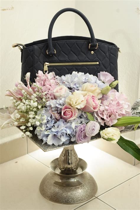 1,951 likes · 29 talking about this. 6 Idea Dulang Hantaran Berkonsepkan Bunga Segar, Simple ...