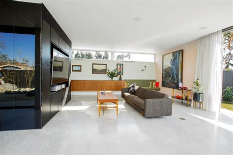 Kevin mccloud follows people as they build their dream house, often focusing on modern design, energy efficiency, maximizing space and views.—wtrdawnlord imdb.com Grand Designs Australia: Retro Mix - Completehome