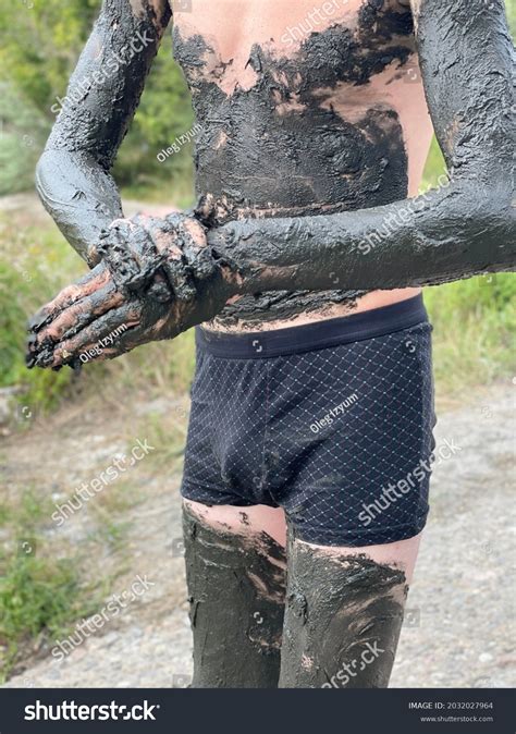 Ein Nackter Junge In Schwarzen Hosen Stockfoto 2032027964 Shutterstock