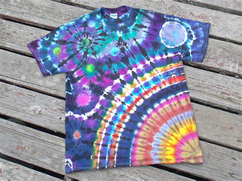 Tie dye has so many possibilities. Diy4me — For all of you who love to tie dye, here's a...