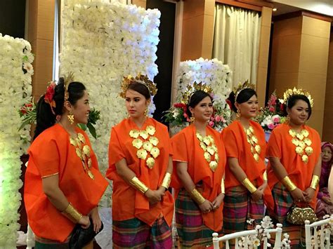 Mulai dari penggunaan baju adat makassar atau pakaian tradisional makassar. Baju Bodo, Pakaian Tradisional Sulawesi Selatan