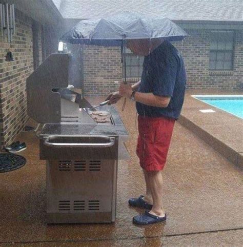 Image rigolote bon dimanche bon dimanche/ image offerte par jardinsduciel/ bon dimanche/ pluie automnale. Barbecue sous la pluie 😂🌧️http://www.images-in-nation.com/barbecue-sous-la-pluie.html #insolite ...