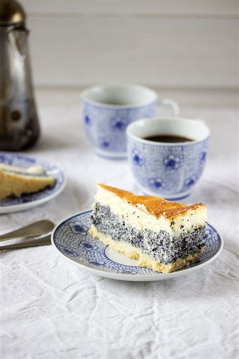 Add the sour cream, heavy cream, and vanilla extract to a large bowl and mix until well combined. Poppy Seed Sour Cream Cake | Köstliche desserts, Cupcake ...
