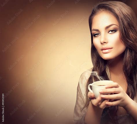 Beautiful Young Woman Drinking Hot Coffee Stock Foto Adobe Stock