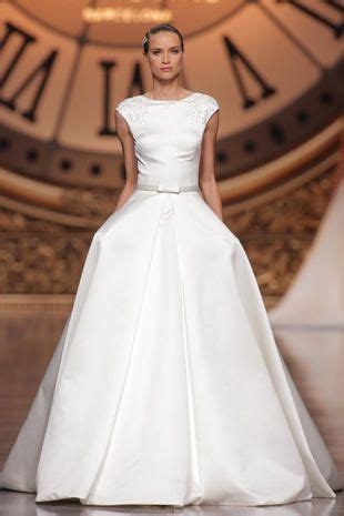 Il pizzo risulta leggermente strappato vicino alla zip (vedi foto). Collezione abiti da sposa armani | Abiti da sposa, Sposa