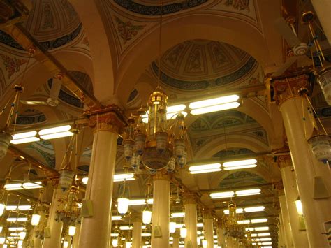 Tidak ada mihrab di dalam masjid nabawi selama periode pemerintahan nabi saw dan empat khalifah yang pertama. DIARI HAJI 2010: GAMBAR DALAM MASJID NABAWI